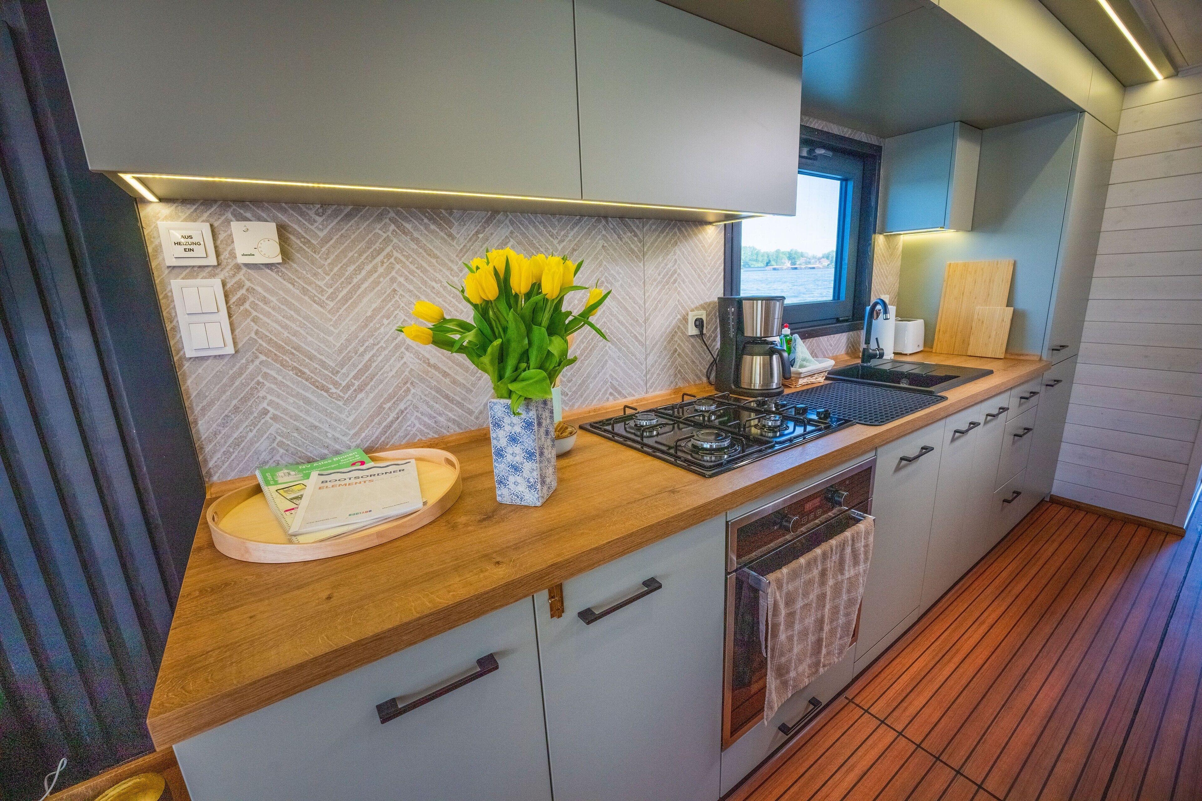 Fridge, oven, stovetop, dishwasher