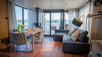 Televisión y chimenea