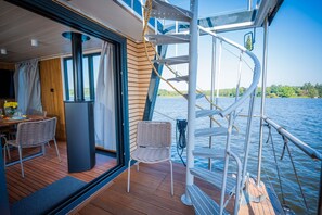 Outdoor dining - Floatinghouse Roxy WOMA D13 – Modernes Hausboot mit Dachterrasse am Röblinsee (Fürstenberg)