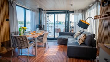 Een televisie en een open haard