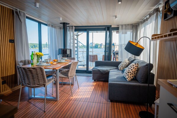 TV, fireplace - Floatinghouse Roxy WOMA D13 – Modernes Hausboot mit Dachterrasse am Röblinsee (Fürstenberg)