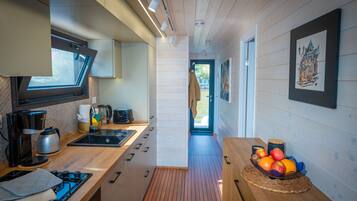 Een koelkast, een oven, een kookplaat, een vaatwasser