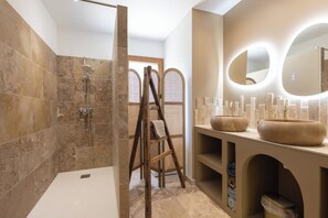 Shower, hair dryer, towels, soap - Mas 9 Romanin : Gîte Chers Parents (Saint-Rémy-de-Provence)