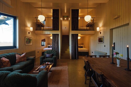 Countryside Cabin | Sleeps 8 | Hot Tub | BBQ