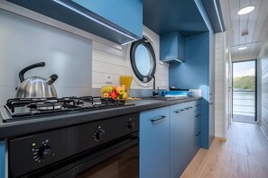 Fridge, oven, stovetop, dishwasher - Floatinghouse Liberty WOMA D13 – Modernes Hausboot mit Dachterrasse und Seeblick (Fürstenberg)