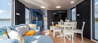 Floatinghouse Liberty WOMA D13 – Modernes Hausboot mit Dachterrasse für 7 Personen