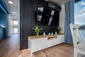 Interior - Floatinghouse Liberty WOMA D13 – Modernes Hausboot mit Dachterrasse und Seeblick (Fürstenberg)