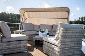 Terrace/patio - Floatinghouse Liberty WOMA D13 – Modernes Hausboot mit Dachterrasse und Seeblick (Fürstenberg)
