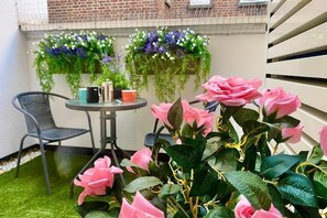 Outdoor dining - Sunny Westminster 1-Bed with Terrace & AC – Walk to London’s Icons (London)