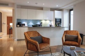 Interior - Sunny Westminster 1-Bed with Terrace & AC – Walk to London’s Icons (London)