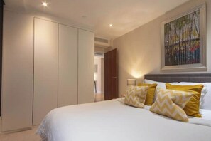 1 bedroom, iron/ironing board, WiFi, bed sheets - Sunny Westminster 1-Bed with Terrace & AC – Walk to London’s Icons (London)