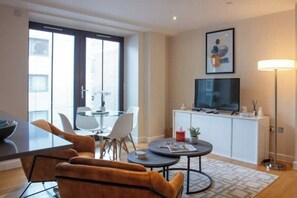 Interior - Sunny Westminster 1-Bed with Terrace & AC – Walk to London’s Icons (London)