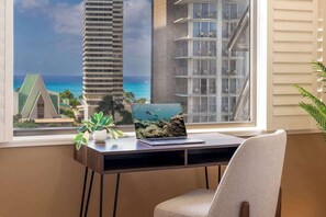 Interior - Chic Suite W/ Direct Ocean Views & Free Parking (Honolulu)