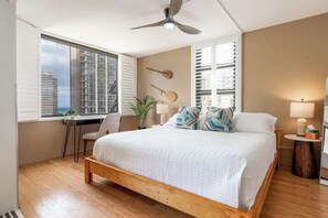 1 bedroom, iron/ironing board, travel cot, free WiFi - Chic Suite W/ Direct Ocean Views & Free Parking (Honolulu)