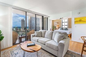 Smart TV, offices - Chic Suite W/ Direct Ocean Views & Free Parking (Honolulu)