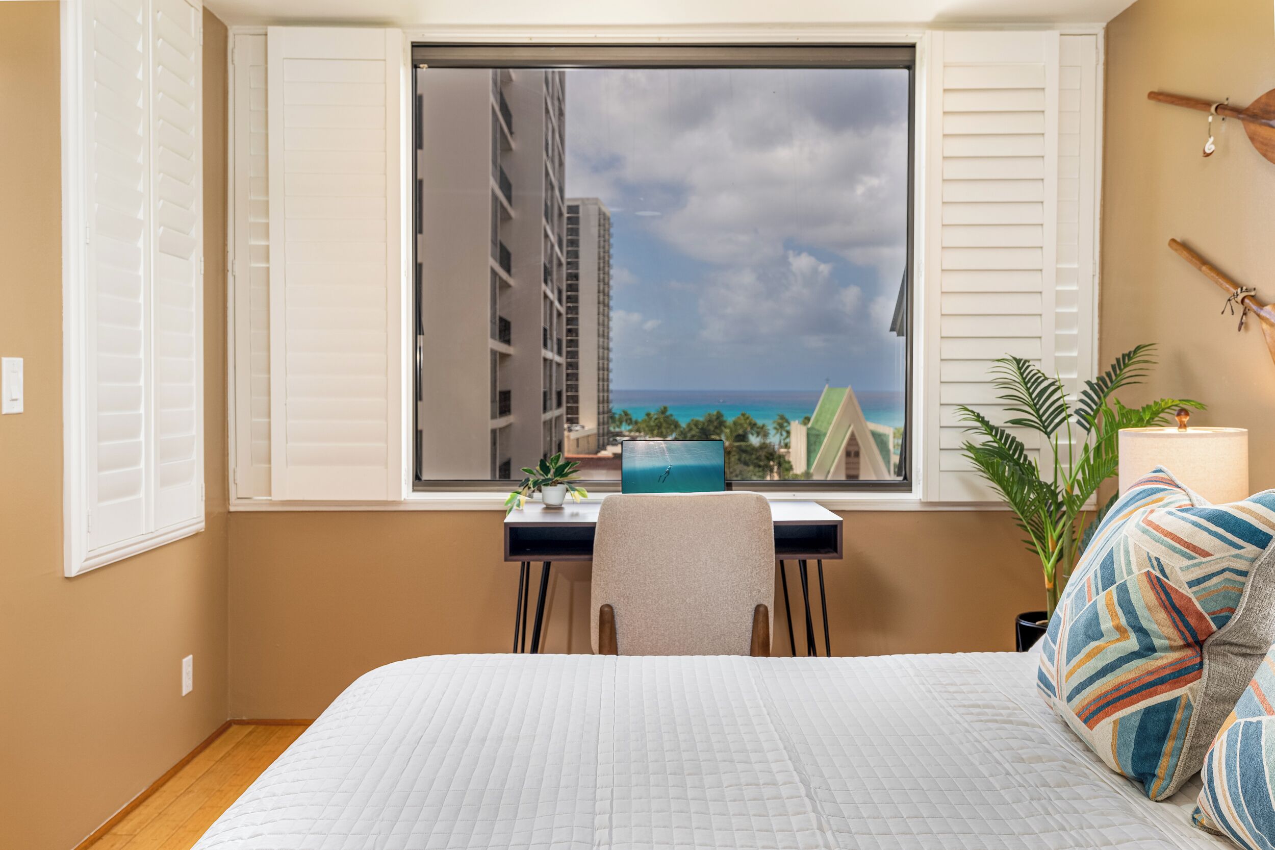 Desk, travel crib, free WiFi, bed sheets