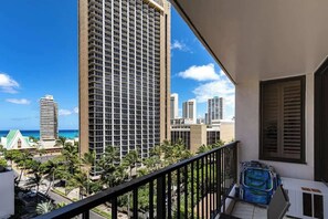Property grounds - Chic Suite W/ Direct Ocean Views & Free Parking (Honolulu)