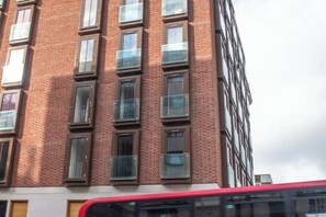 Exterior - Elegant Westminster Retreat: Stylish 2-Bed, 2-Bath with Air-Con (London)