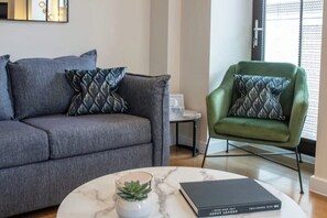 TV - Elegant Westminster Retreat: Stylish 2-Bed, 2-Bath with Air-Con (London)