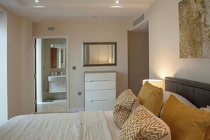 1 bedroom, iron/ironing board, WiFi, bed sheets - Elegant Westminster Retreat: Stylish 2-Bed, 2-Bath with Air-Con (London)