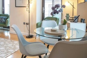 Dining - Elegant Westminster Retreat: Stylish 2-Bed, 2-Bath with Air-Con (London)