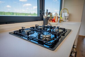 Fridge, oven, stovetop, dishwasher - Floatinghouse Pina WOMA D13 – Modernes Hausboot mit Panoramablick für 6 Gäste (Fürstenberg)