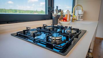 Refrigerador, horno, parrilla de estufa y lavavajillas