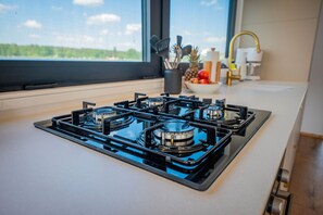 Een koelkast, een oven, een kookplaat, een vaatwasser