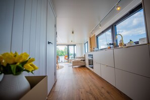 Interior - Floatinghouse Pina WOMA D13 – Modernes Hausboot mit Panoramablick für 6 Gäste (Fürstenberg)