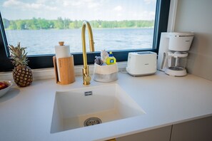 Interior - Floatinghouse Pina WOMA D13 – Modernes Hausboot mit Panoramablick für 6 Gäste (Fürstenberg)