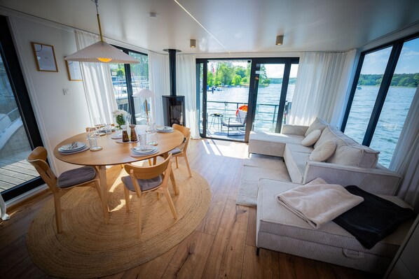 TV, fireplace - Floatinghouse Pina WOMA D13 – Modernes Hausboot mit Panoramablick für 6 Gäste (Fürstenberg)