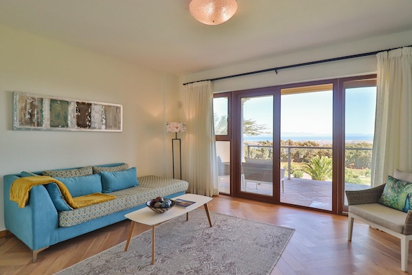 Executive-Suite, Meerblick | Wohnbereich | 40-cm-Flachbildfernseher mit Satellitenempfang