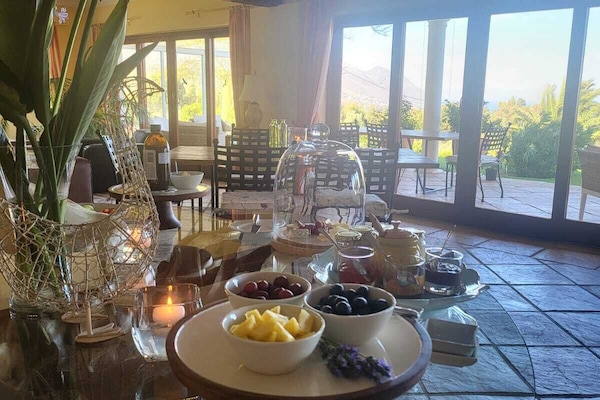 Sudah termasuk sarapan prasmanan setiap hari