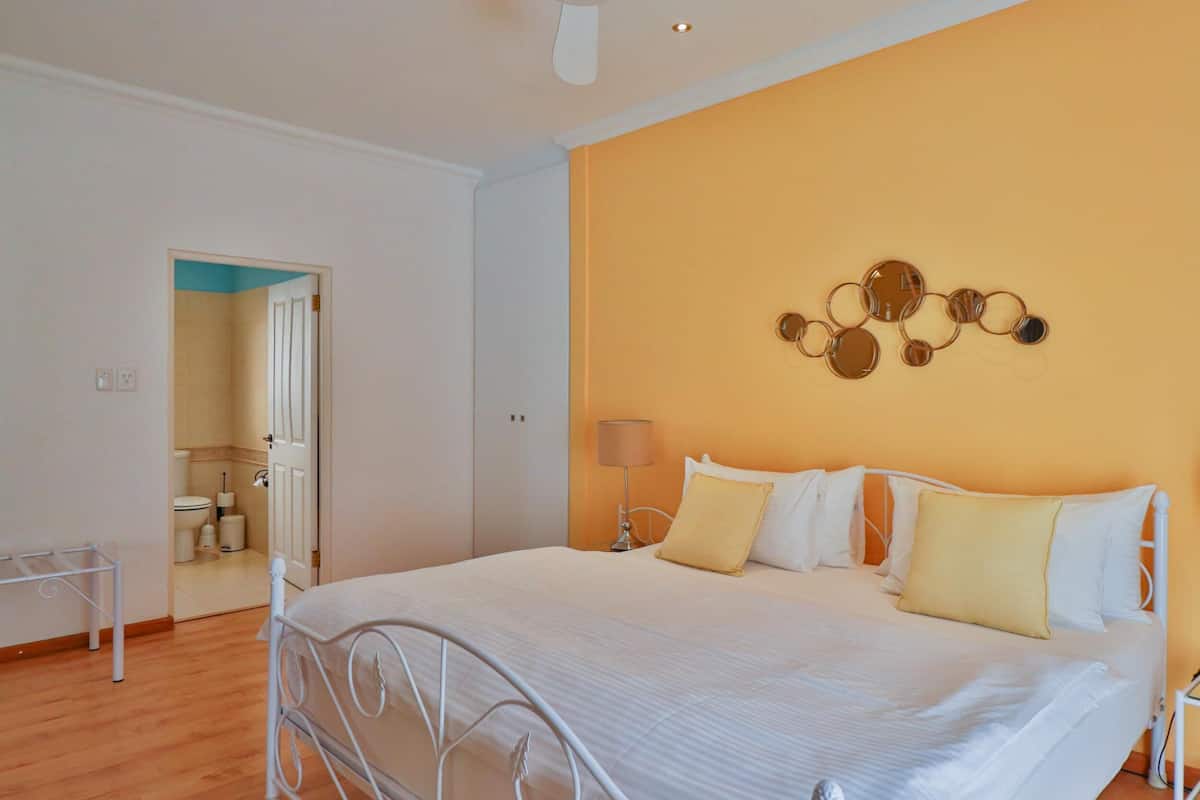 Deluxe appartement, gedeeltelijk uitzicht op zee | Een kluis op de kamer, verduisterende gordijnen, geluiddichte muren