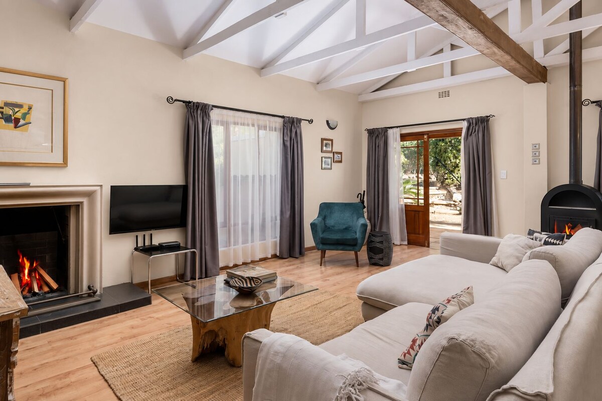 Deluxe-Apartment, 1 Schlafzimmer, Kamin, eingeschränkter Meerblick | Wohnbereich