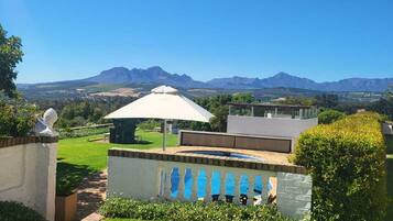 Hồ bơi ngoài trời