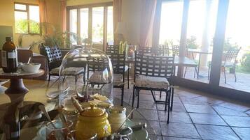 Tägliches inbegriffenes Frühstücksbuffet