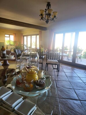 بوفيه فطور مجانًا يوميًا