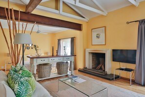 Deluxe-Apartment, 1 Schlafzimmer, Kamin, eingeschränkter Meerblick | Wohnbereich | 40-cm-Flachbildfernseher mit Satellitenempfang