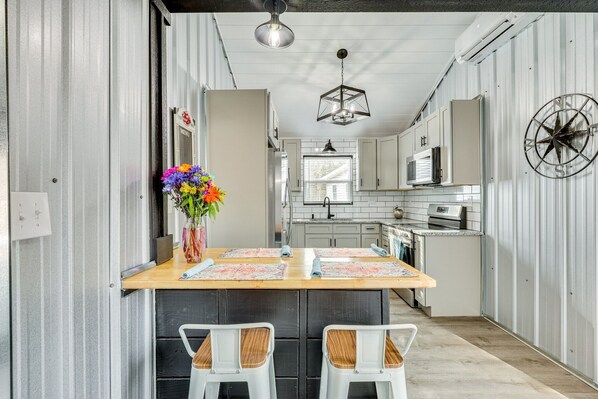 Private kitchen - Walk to Pier: North Carolina Getaway in Oak Island (Oak Island)