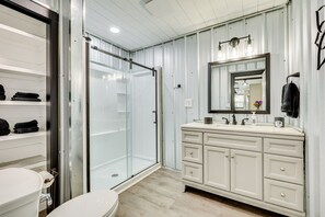 Hair dryer, towels, soap, toilet paper - Walk to Pier: North Carolina Getaway in Oak Island (Oak Island)