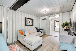 TV - Walk to Pier: North Carolina Getaway in Oak Island (Oak Island)