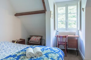 5 chambres, fer et planche à repasser, Wi-Fi, draps fournis