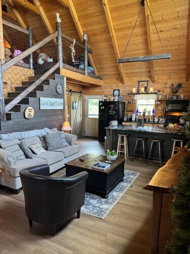 Pokeadot Cabin: Cozy Farm Stay w/ Pool & Firepit