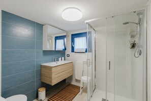 Shower, hair dryer, towels - Apartment 'Villino Elvira' with Sea View, Wi-Fi and Air Conditioning (Custonaci)