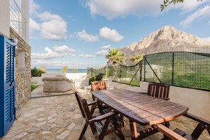 Outdoor dining - Apartment 'Villino Elvira' with Sea View, Wi-Fi and Air Conditioning (Custonaci)