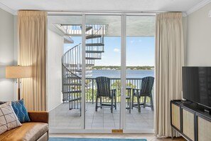 TV - Newly Renovated Modern Penthouse! Roof Top Patio-Boat Slip Option-Lazy River (Fort Walton Beach)