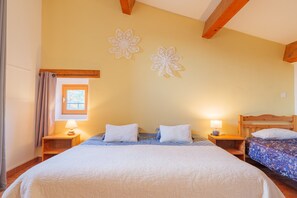 1 bedroom, WiFi, bed sheets - Akoya Guest Room with Shared Terrace & Garden, Wi-Fi (Laurac-en-Vivarais)