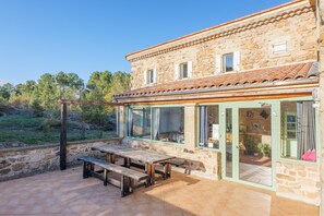 Outdoor dining - Akoya Guest Room with Shared Terrace & Garden, Wi-Fi (Laurac-en-Vivarais)