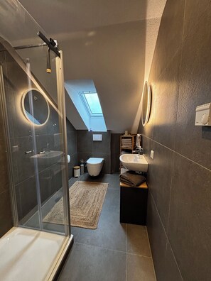 Haartrockner, Handtücher, Seife, Toilettenpapier